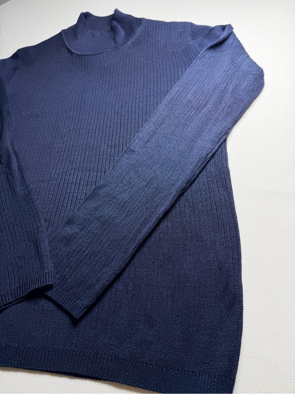 August 100% Silk Women’s Navy Ribbed Mock Neck Sweater Long Sleeve Size M - Picture 6 of 6